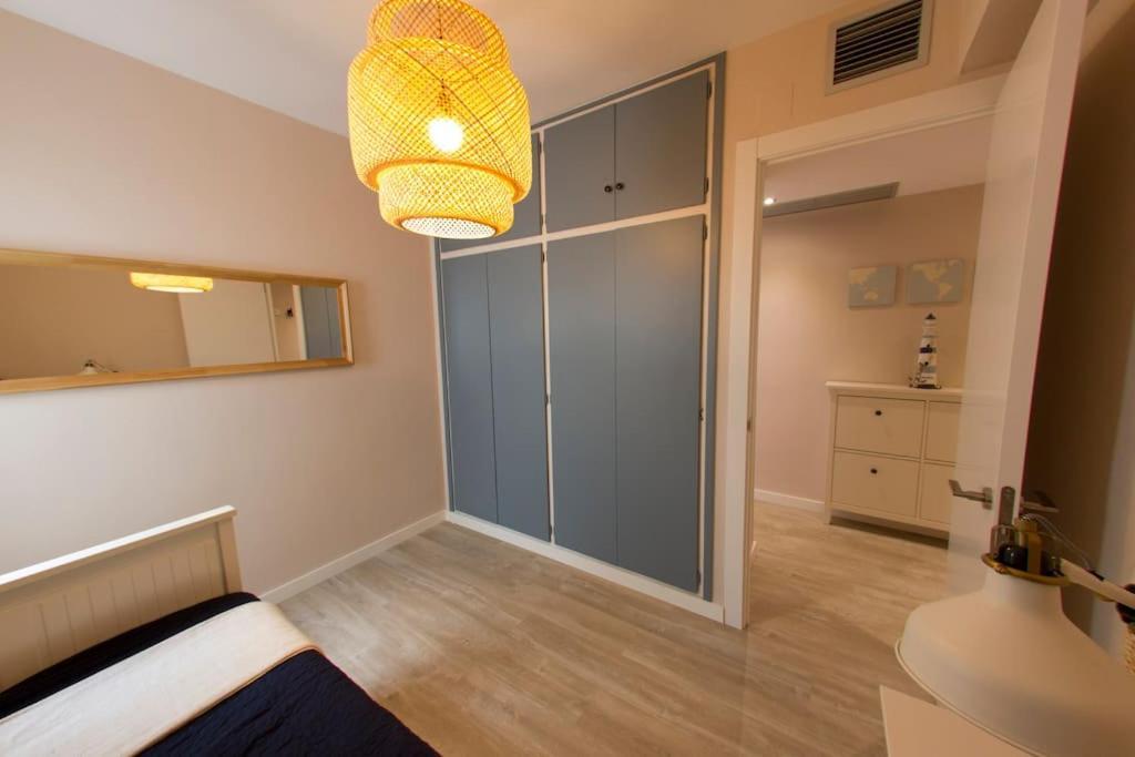 - Beachside - Free Parking - Limited Size Car Appartement